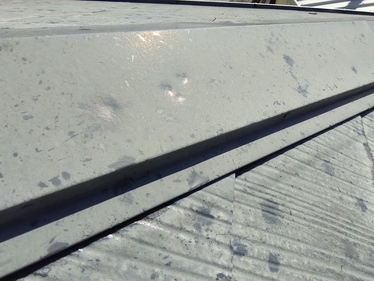 明石市　雹で隅棟部分棟包み板金凹み